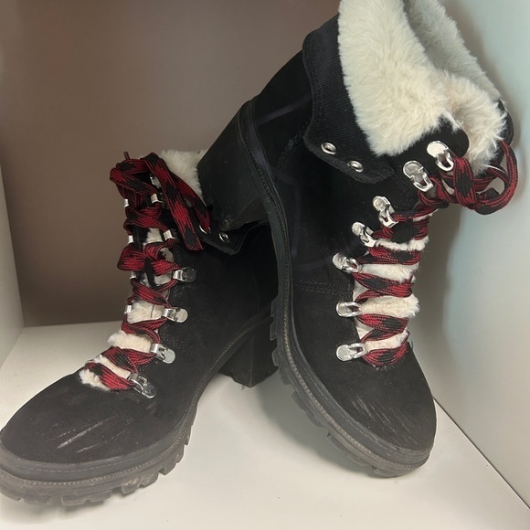 Pop Black and Red Winter Boots with Fur Trim‎ - Picture 4 of 9